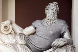 25 Patung klasik diberi baju ini jadi terlihat trendi, wow!