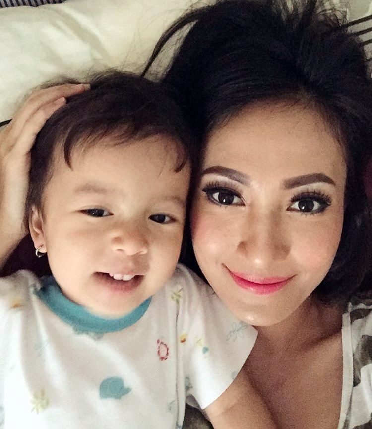 Artika Sari Devi & buah hati © 2016 brilio.net Artika Sari Devi & buah hati © 2016 brilio.net