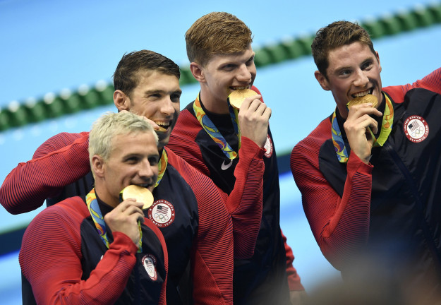 Ini alasan kenapa juara Olimpiade selalu gigit medali ketika difoto