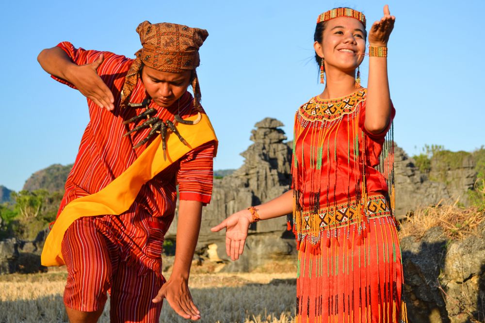 Ini penampilan penduduk asli 15 suku di Indonesia, makin cinta deh