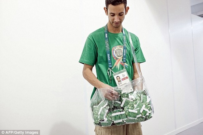 Selama Olimpiade Rio 2016 ada lho petugas  'condom man', kenapa ya?