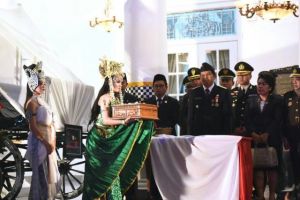 Heboh 'Nyi Roro Kidul' bawakan bendera untuk upacara HUT ke-71 RI