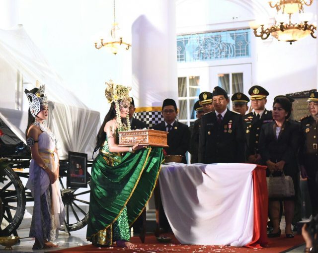 Heboh 'Nyi Roro Kidul' bawakan bendera untuk upacara HUT ke-71 RI