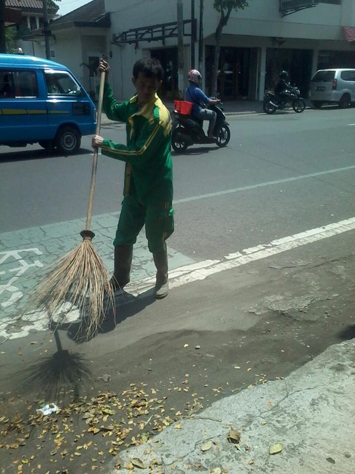 Pahlawan Kebersihan © 2016 brilio.net