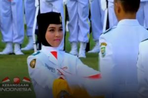 10 Foto cantiknya Cut Aura, pembawa baki penurunan bendera pusaka