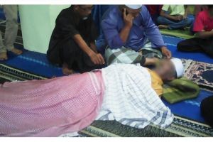 Kisah mengharukan, imam masjid ini meninggal saat pimpin salat jenazah