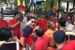 Dikerjai pas lomba makan kerupuk, mantan menteri ini tetap semangat