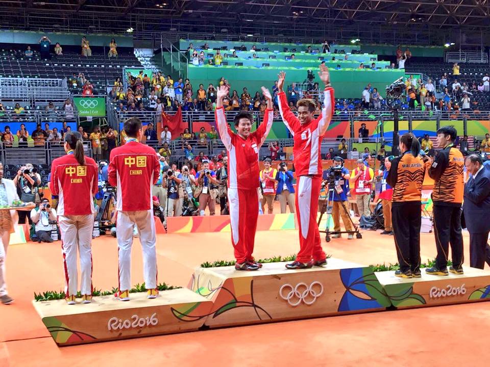 10 Foto mengharukan  saat Tontowi-Liliyana persembahkan medali emas
