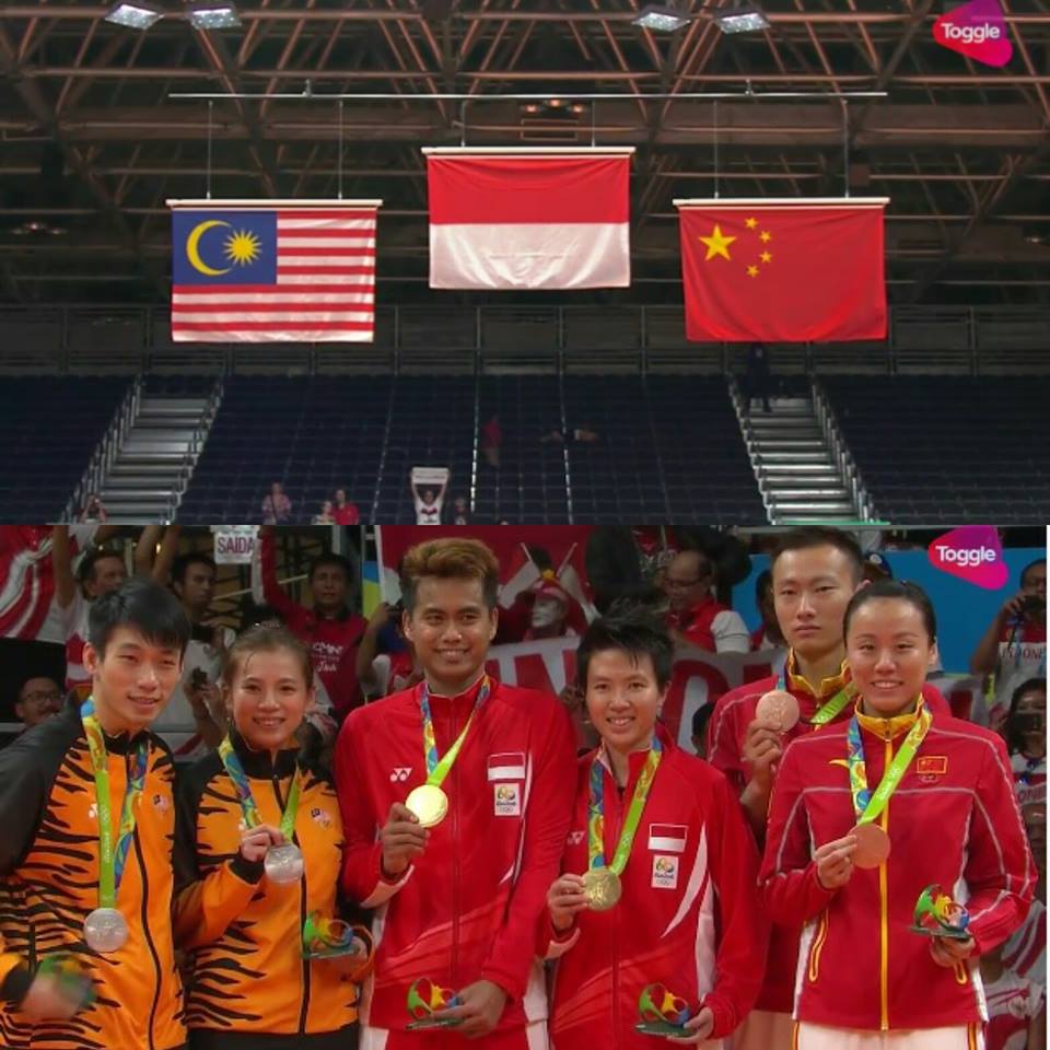 10 Foto mengharukan  saat Tontowi-Liliyana persembahkan medali emas