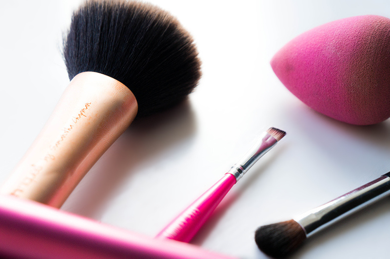 15 Fakta tak terduga seputar makeup, ada yang bahannya kotoran burung