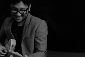 Dikenal sebagai penyanyi jazz, kini Kunto Aji menggeluti keroncong