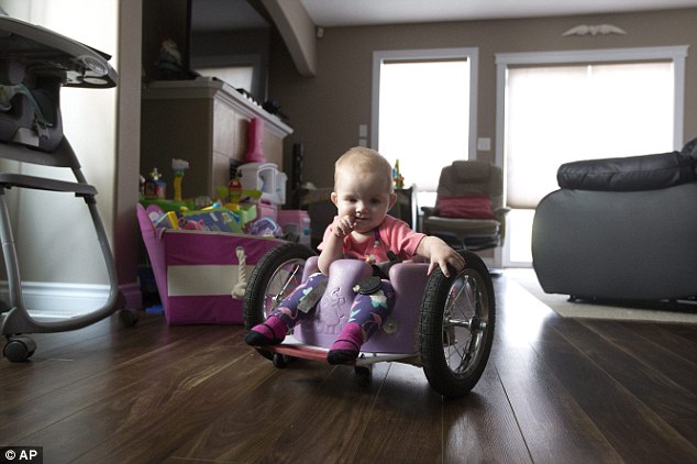 Ibu ini bikin kursi roda khusus untuk bayinya yang lumpuh karena tumor