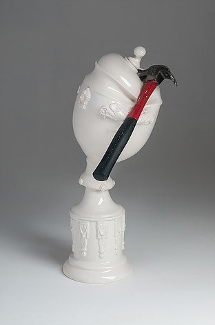 15 Vas porselen ini rusak akibat benda tumpul, bentuknya jadi unik