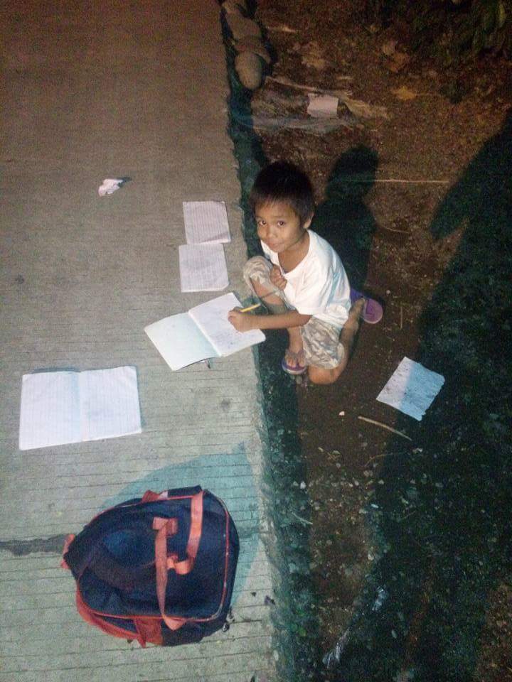 bocah belajar di bawah jalan © 2016 brilio.net