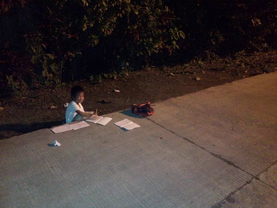 Tak ada aliran listrik di rumah, anak ini belajar di bawah lampu jalan