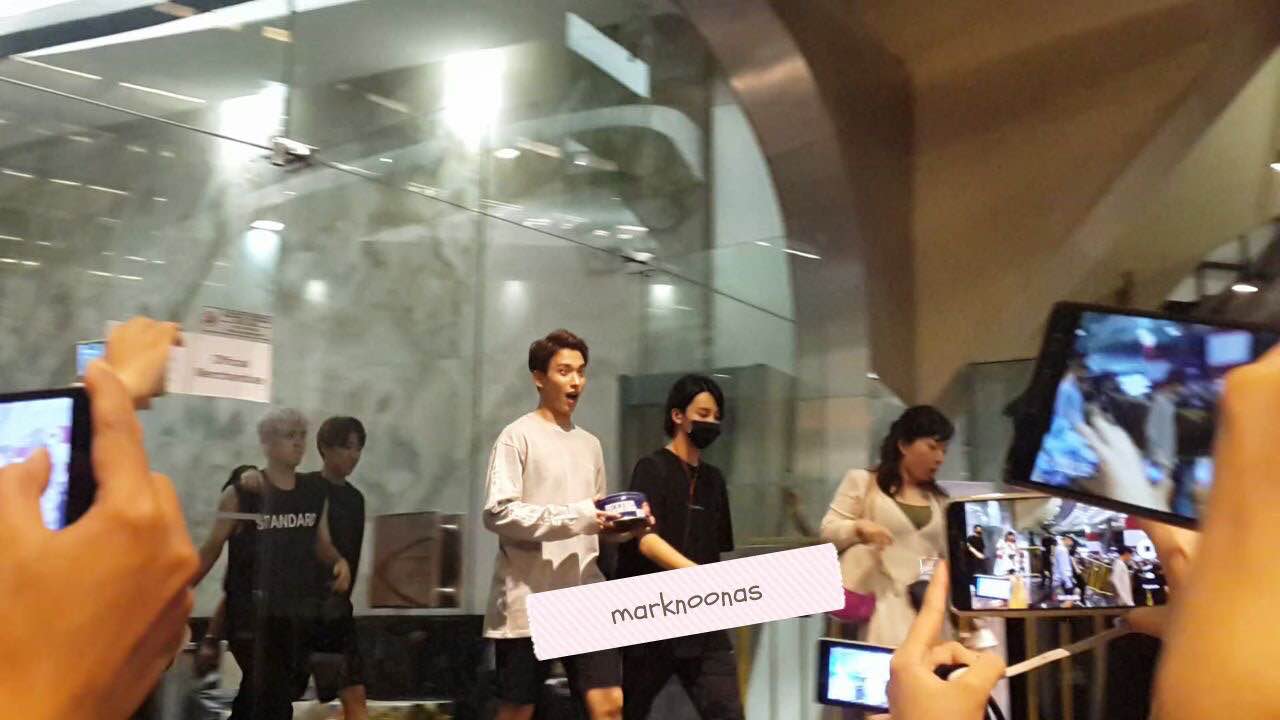 Pulang, Seokmin Seventeen bahagia tenteng sekaleng biskuit Monde