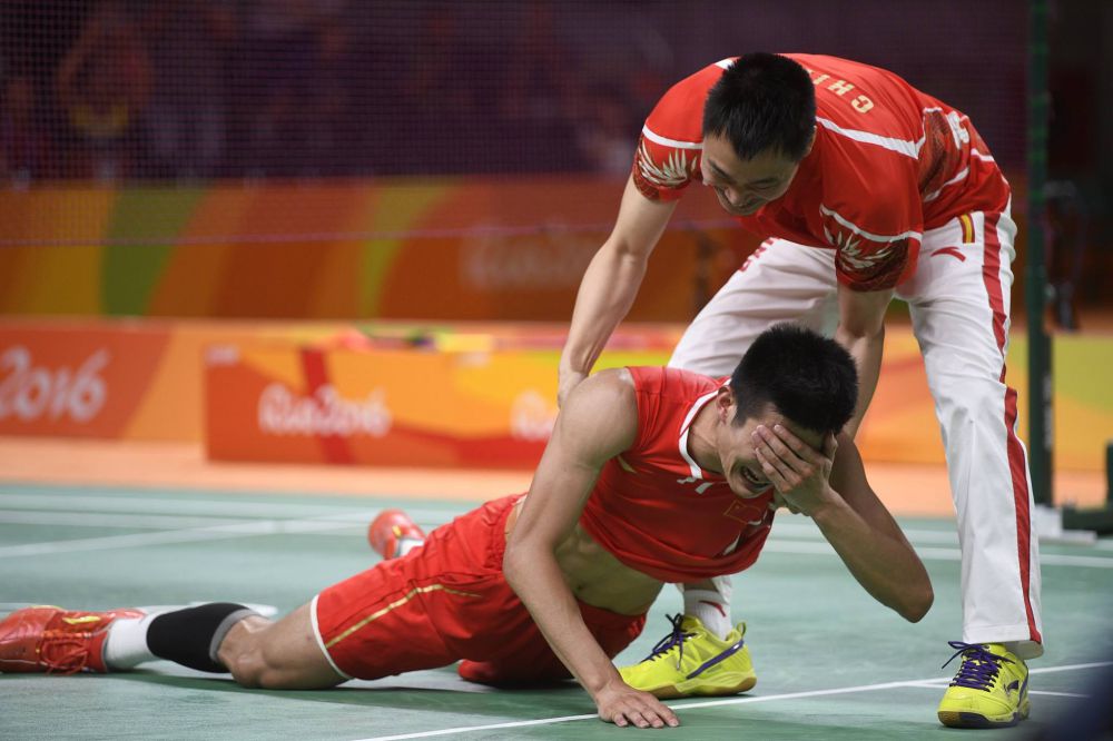 Tangis kemenangan Chen Long © 2016 brilio.net