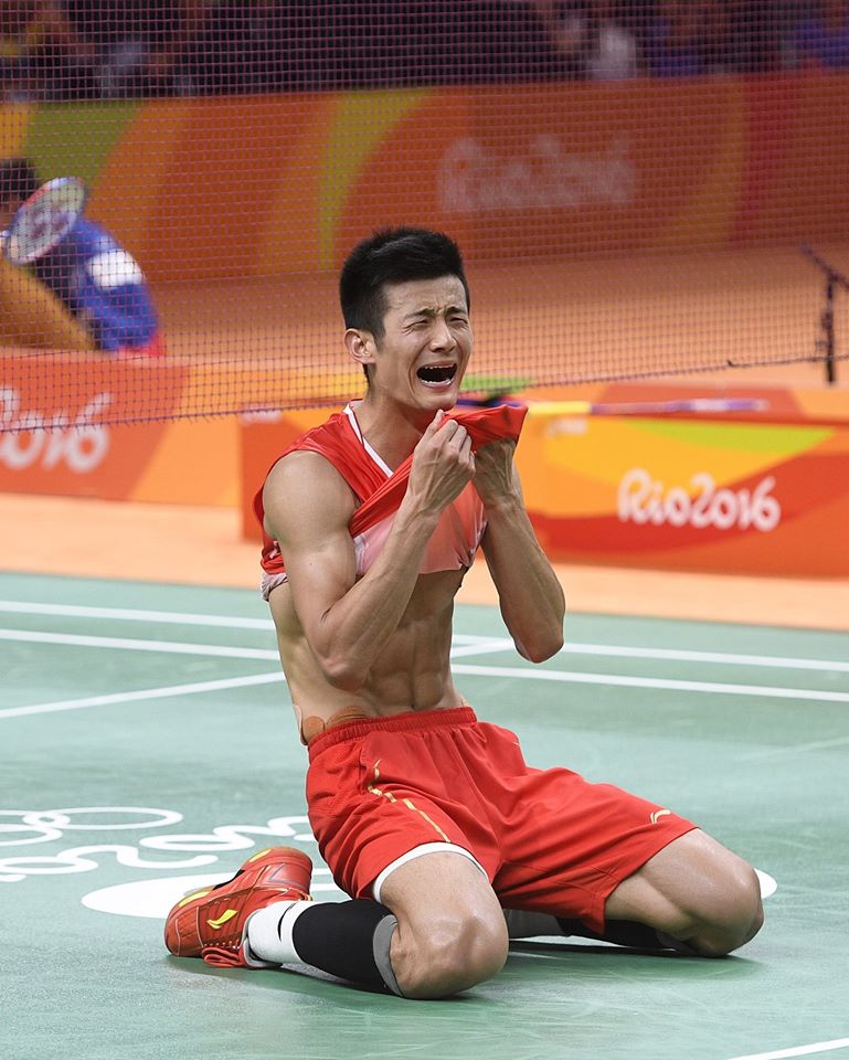 5 Foto ekspresi Chen Long juara bulutangkis Olimpiade Rio, gereget 