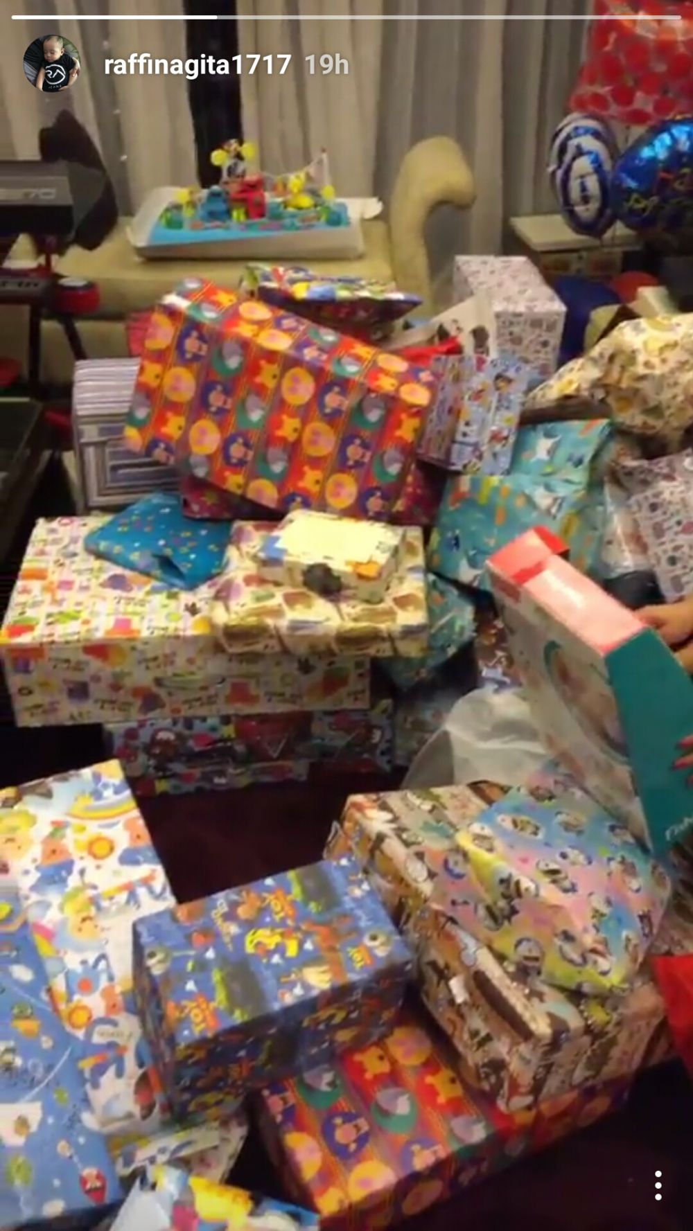 raffi ahmad pamer kado lewat ig stories © 2016 brilio.net raffi ahmad pamer kado lewat ig stories © 2016 brilio.net