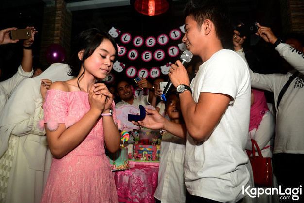 foto kedekatan lesty kejora dengan rizki ridho © 2016 brilio.net foto kedekatan lesty kejora dengan rizki ridho © 2016 brilio.net