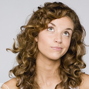 5 Cara mudah meluruskan rambutmu yang keriting, buktikan ya