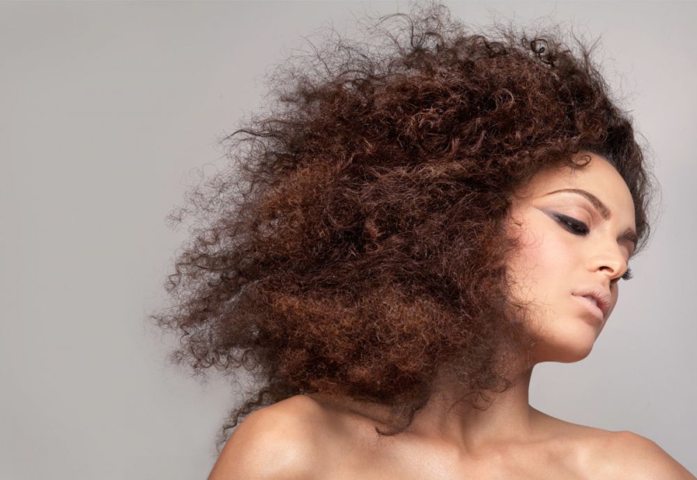 5 Cara mudah meluruskan rambutmu yang keriting buktikan ya
