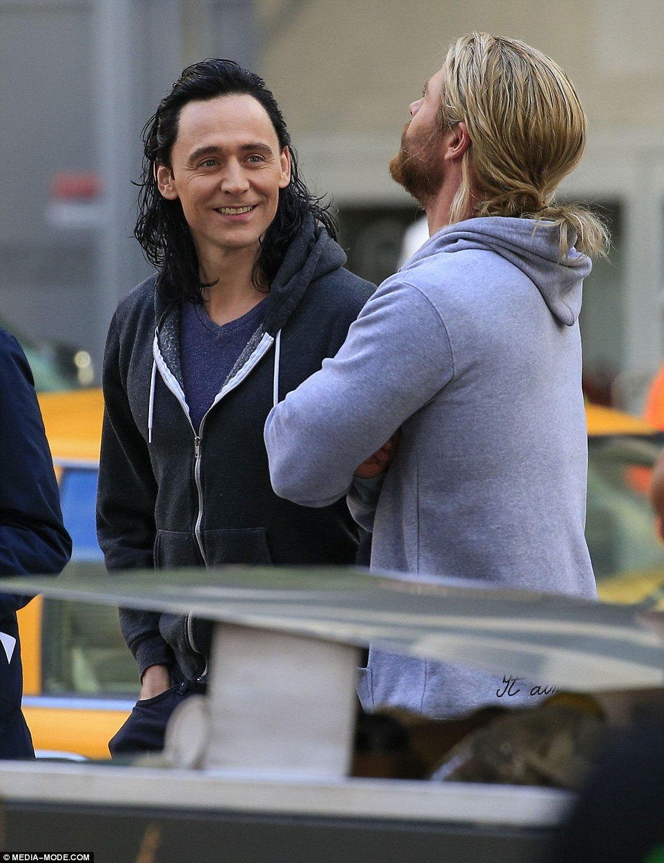 Tak seperti di film, 6 foto ini bukti pemeran Thor & Loki sahabat baik
