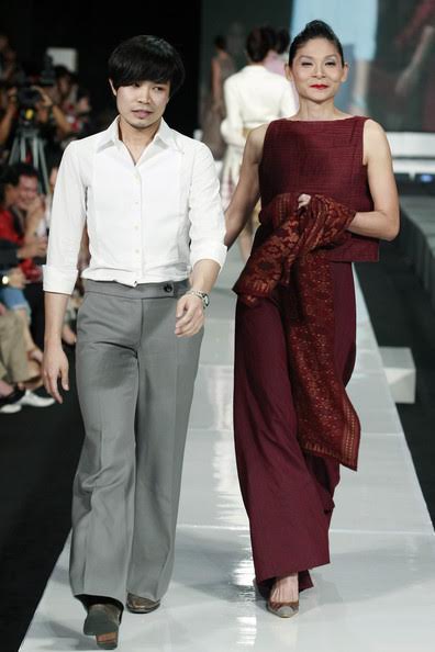 10 Desainer Indonesia ini pernah bikin tren mode dunia, lho!