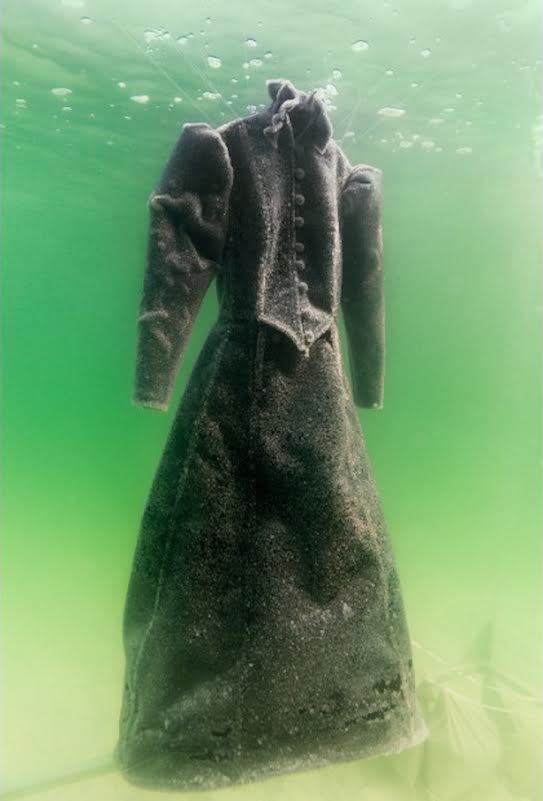 Gaun ini direndam di Laut Mati selama 2 tahun, hasilnya bikin melongo