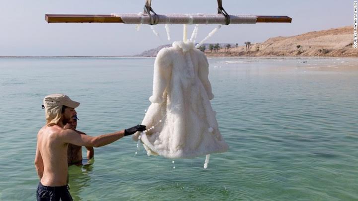 Gaun ini direndam di Laut Mati selama 2 tahun, hasilnya bikin melongo