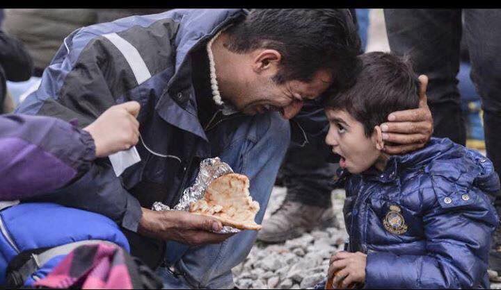 Foto anak dan ayah berbagi makanan di Suriah ini bikin terenyuh