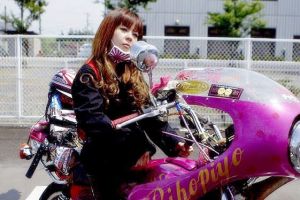 Anggota geng motor cewek ini meski sangar penampilannya modis abis