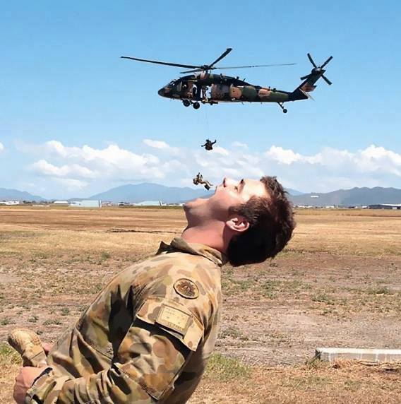 24 Cara gokil tentara melepas penat seusai bertugas ini bikin ketawa