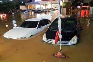 10 Foto Jakarta terendam banjir akibat hujan deras, duh kasihan ya