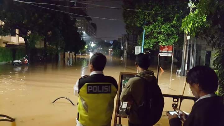 10 Foto Jakarta terendam banjir akibat hujan deras, duh kasihan ya