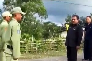 Aksi hansip beri hormat kepada bupati bikin ngakak abis, kenapa coba?