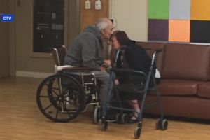 Dipaksa hidup di panti jompo, pertemuan pasangan lansia ini bikin haru