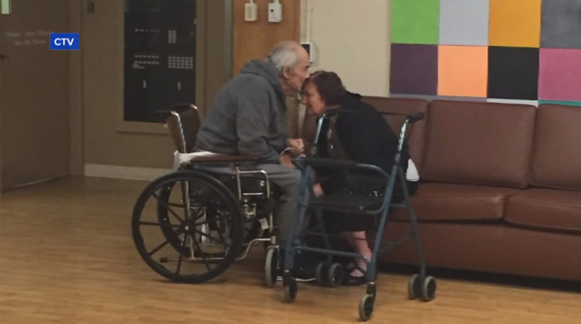 Dipaksa hidup di panti jompo, pertemuan pasangan lansia ini bikin haru