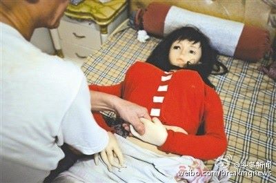Pria ini hidup dengan boneka untuk gantikan istrinya yang meninggal