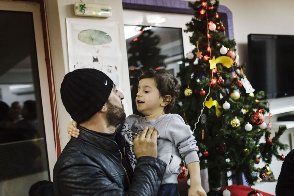 17 Potret ayah dan anak pengungsi Suriah ini bikin air mata meleleh