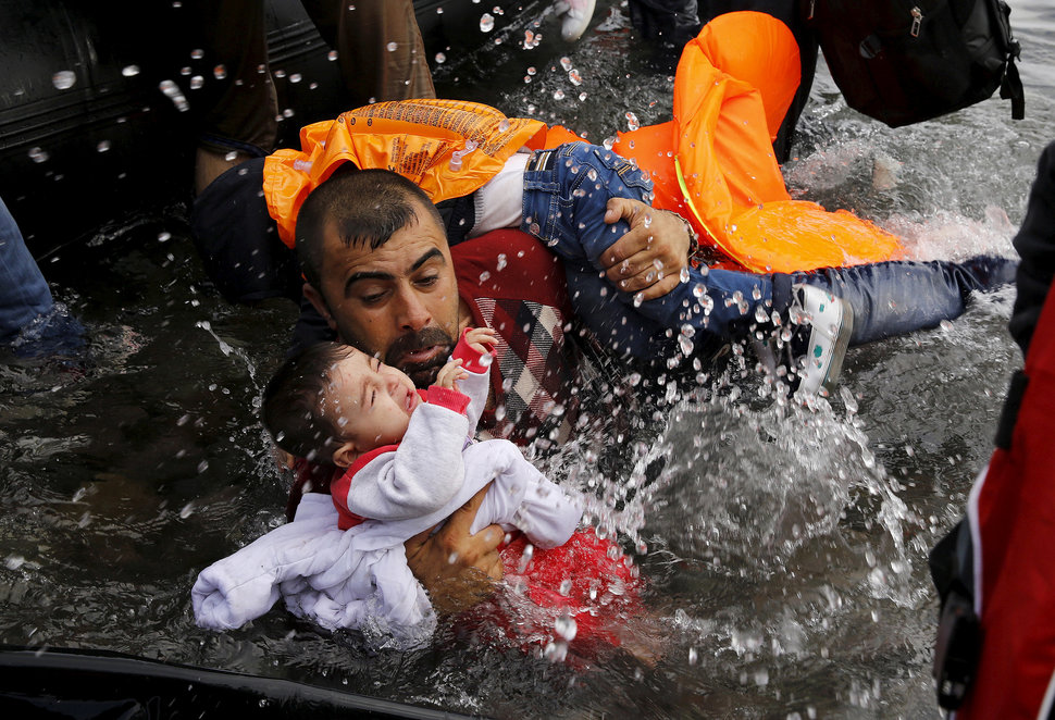 17 Potret ayah dan anak pengungsi Suriah ini bikin air mata meleleh