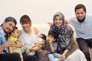 6 Potret keluarga Ryan Delon dan Teuku Wisnu ini 'tampar' haters rasis