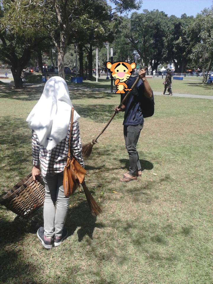 Mesra-mesraan di alun-alun Malang, sejoli ini dihukum menyapu taman