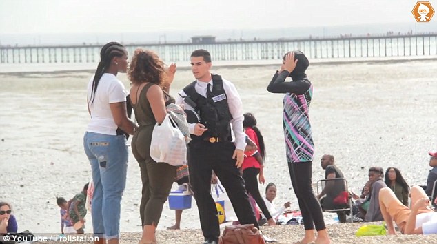 reaksi orang inggris saat lihat polisi larang penggunaan burkini © 2016 brilio.net reaksi orang inggris saat lihat polisi larang penggunaan burkini © 2016 brilio.net