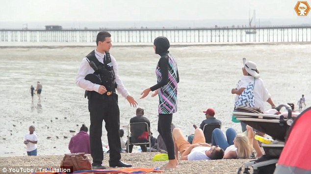 reaksi orang inggris saat lihat polisi larang penggunaan burkini © 2016 brilio.net reaksi orang inggris saat lihat polisi larang penggunaan burkini © 2016 brilio.net