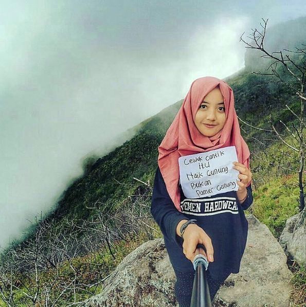 Foto Wanita Hijab Di Gunung - foto cewek cantik