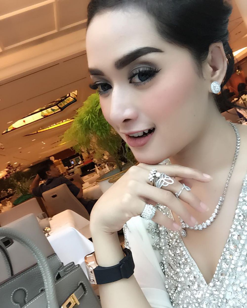 23 Foto seksi Tiara Dewi 'Syahrini KW', siapa yang paling cetar?