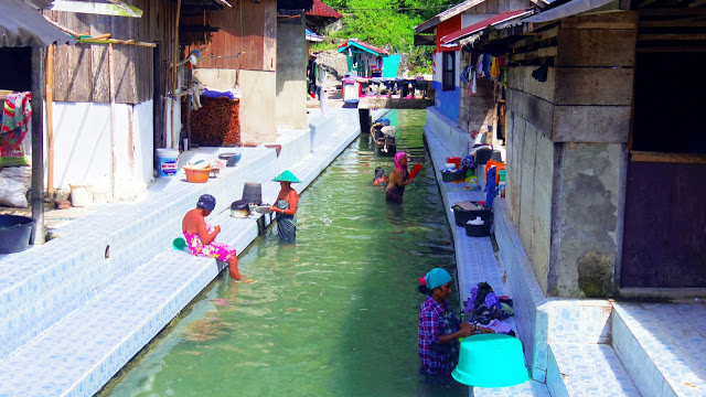 10 Foto kejernihan serta aktivitas di sungai berkeramik Maluku, takjub