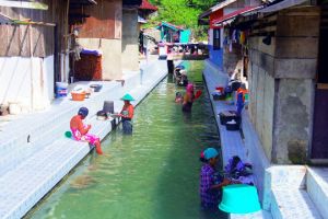 10 Foto kejernihan serta aktivitas di sungai berkeramik Maluku, takjub