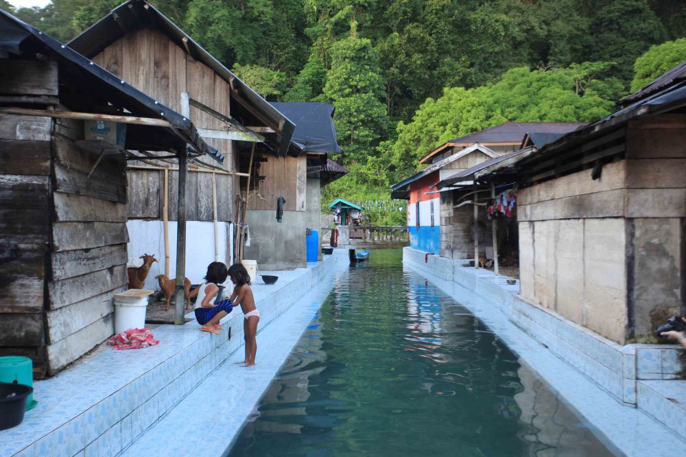 10 Foto kejernihan serta aktivitas di sungai berkeramik Maluku, takjub